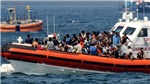 Italy giải cứu h&#224;ng trăm người di cư tr&#234;n biển