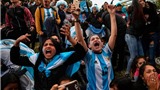 B&#234;n lề World Cup: Fan Argentina rực s&#225;ng tại Saint Petersburg