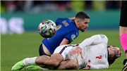 Jorginho may mắn thoát thẻ đỏ sau pha đạp g&#226;̀m giày vào Grealish