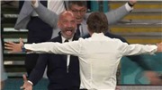 Cảm động trước khoảnh khắc huyền thoại Vialli ăn mừng c&#249;ng HLV Mancini