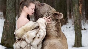 Người mẫu Nga &quot;hớ h&#234;nh&quot; kho&#225;c &#225;o l&#244;ng th&#250;... bảo vệ gấu