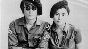 Yoko Ono ch&#237;nh thức l&#234;n tiếng về tin đồn John Lennon &#39;lưỡng t&#237;nh&#39;
