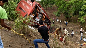 Ấn Độ: Xe bu&#253;t đ&#226;m xe con, 17 người thiệt mạng 