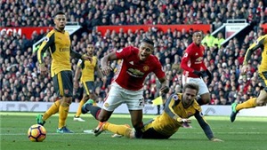Howard Webb: &#39;Man United xứng đ&#225;ng hưởng 11m ở trận gặp Arsenal&#39; 