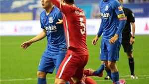 KỲ LẠ: Cầu thủ Trung Quốc bị cắt lương hết m&#249;a v&#236; phạm lỗi với Axel Witsel
