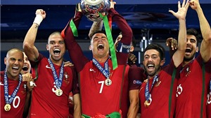 Ronaldo bảnh bao nhận danh hiệu Cầu thủ hay nhất năm của Bồ Đ&#224;o Nha