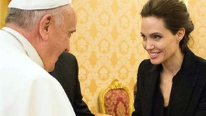 Angelina Jolie diện kiến Gi&#225;o ho&#224;ng &amp; chiếu phim ‘Unbroken’ ở Vatincan