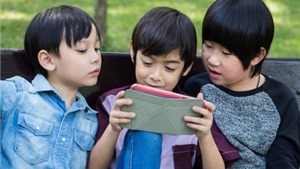 Trẻ em d&#249;ng iPad, smartphone: Đ&#226;u l&#224; điểm dừng?