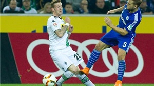 Tiền vệ của Schalke đạp b&#243;ng th&#244; bạo với đối phương