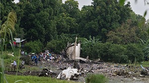 Vụ m&#225;y bay rơi ở Nam Sudan: Ba người sống s&#243;t, trong đ&#243; c&#243; trẻ em