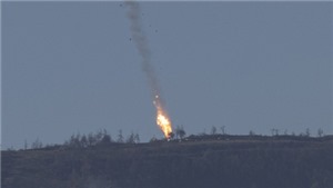 VIDEO: Phi c&#244;ng SU-24 Nga bị xả s&#250;ng bắn chết trước khi tiếp đất?
