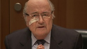 Cấm hoạt động b&#243;ng đ&#225; 8 năm với Sepp Blatter v&#224; Michel Platini