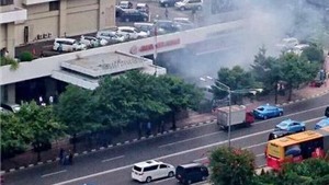 Indonesia lại rung chuyển với h&#224;ng loạt tiếng nổ mới tại Jakarta