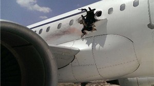 CẬN CẢNH: M&#225;y bay Somalia bị nổ tr&#234;n kh&#244;ng trung, thủng lỗ rộng 1m