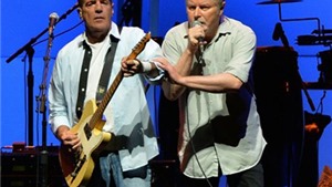 Eagles tưởng nhớ th&#224;nh vi&#234;n qu&#225; cố Glenn Frey tại lễ trao giải Grammy