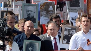 VIDEO: Tổng thống Nga Putin dẫn đầu cuộc diễu h&#224;nh &#39;Trung đo&#224;n Bất tử&#39;