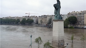 Lũ s&#244;ng Seine đe dọa nhấn ch&#236;m Bảo t&#224;ng Louvre, 38.000 kiệt t&#225;c phải sơ t&#225;n