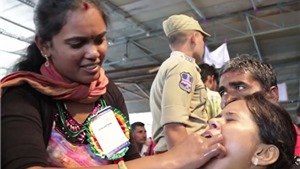 VIDEO kinh dị: H&#224;ng trăm người Ấn Độ nuốt chửng c&#225; sống để chữa bệnh