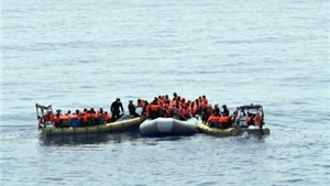Trục vớt t&#224;u chở 700 người tị nạn bị ch&#236;m ở Địa Trung Hải 