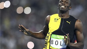 Usain Bolt quay lại mỉm cười với đối thủ trước khi c&#225;n đ&#237;ch