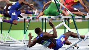 VĐV chạy vượt r&#224;o Haiti ng&#227; chổng v&#243; v&#236;... bắt chước Usain Bolt 
