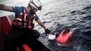 Trong một ng&#224;y, T&#226;y Ban Nha cứu hơn 1.200 người di cư tr&#234;n biển