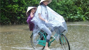 Hoa hậu Phạm Hương đi d&#233;p l&#234;, đạp xe trao qu&#224; từ thiện ở miền Trung