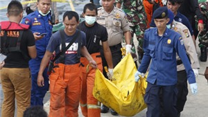 Ch&#249;m ảnh: Ch&#225;y t&#224;u ở Indonesia khiến 60 người thương vong v&#224; mất t&#237;ch