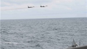 ẢNH ĐỘC: Su-24 Nga ‘giỡn mặt’ khu trục Mỹ tr&#234;n Biển Đen