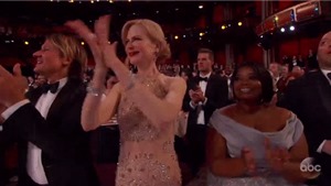 Kiểu vỗ tay k&#236; dị của Nicole Kidman tại Lễ trao giải Oscar