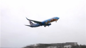 VIDEO: Th&#243;t tim Boeing 737 chở gần 200 người hạ c&#225;nh nhầm xuống biển