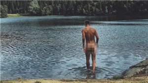 ‘Lord’ Bendtner g&#226;y sốc khi đăng ảnh tắm hồ trong t&#236;nh trạng... kh&#244;ng mặc g&#236;
