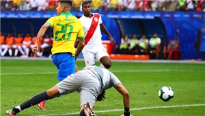 VIDEO: Firmino t&#225;i hiện kiểu ghi b&#224;n ‘lườm rau gắp thịt’ khi Brazil đại thắng Peru