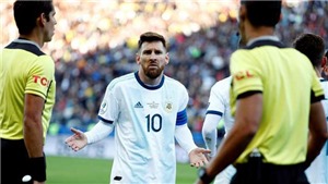 Copa America 2019: Cả HLV lẫn đội ph&#243; Brazil c&#249;ng phản ph&#225;o việc bị Messi &#39;đ&#225; xo&#225;y&#39;