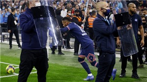 Cảnh s&#225;t phải bảo vệ Neymar trong trận PSG h&#242;a Marseille