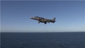 VIDEO &#39;độc&#39;: Chiến đấu cơ hạ c&#225;nh thẳng đứng xuống t&#224;u đổ bộ USS America