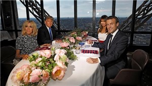 Ảnh độc: Tổng thống Trump v&#224; Macron ăn tối tr&#234;n Th&#225;p Eiffel