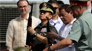 Tổng thống Philippines trực tiếp l&#234;n t&#224;u chiến Nga nhận 5.000 khẩu AK