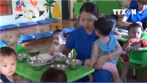 VIDEO: C&#225;c gi&#225;o vi&#234;n ở Nghệ An quỳ gối, kh&#243;c l&#243;c xin được dạy học