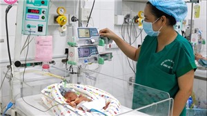 Cứu sống trẻ sơ sinh sinh non 25 tuần tuổi với c&#226;n nặng 740 gram 