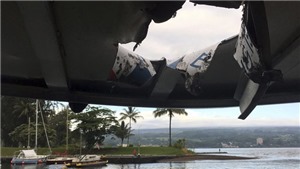 Nham thạch rơi tr&#250;ng t&#224;u du lịch ở Hawaii, hơn 20 người bị thương