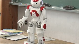 Nhật Bản d&#249;ng robot giảng dạy tiếng Anh trong to&#224;n bộ c&#225;c trường tiểu học