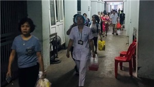 Bộ trưởng Y tế thăm bệnh nhi bị ảnh hưởng do vụ ch&#225;y gần Bệnh viện Nhi Trung ương