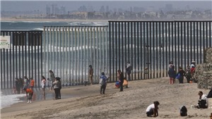 VIDEO 2 em b&#233; được thả qua bức tường bi&#234;n giới Mỹ - Mexico