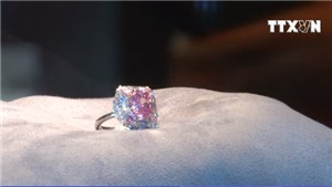 VIDEO: Cận cảnh vi&#234;n kim cương hồng si&#234;u hiếm 7,5 triệu USD