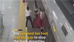 VIDEO: Sợ đi l&#224;m muộn, người phụ nữ liều lĩnh d&#249;ng ch&#226;n cản t&#224;u cao tốc