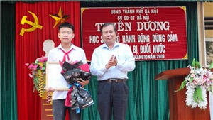 H&#224; Nội: Khen thưởng học sinh Phan Trung Hiếu dũng cảm cứu hai em nhỏ bị đuối nước