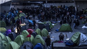 Cảnh s&#225;t Ph&#225;p dẹp khu trại của người di cư tại Paris