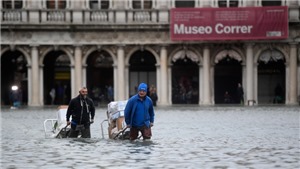 Th&#224;nh phố Venice ch&#236;m trong biển nước của đợt thủy triều lịch sử