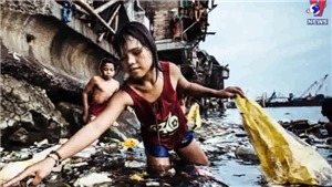 C&#244; b&#233; &#39;nhặt r&#225;c thải nhựa&#39; đoạt giải bức ảnh năm 2019 của UNICEF